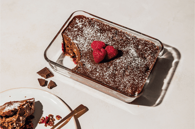 Schokoladen-Schichtdessert mit Himbeerfüllung in der Frischhaltedose