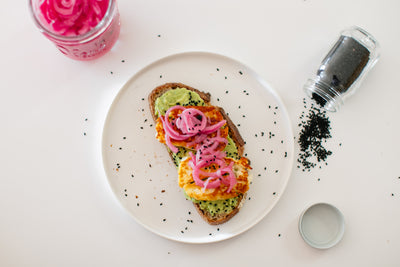 Batch Cooking Tag 3: Avocado Toast mit Halloumi und Pickled Onions