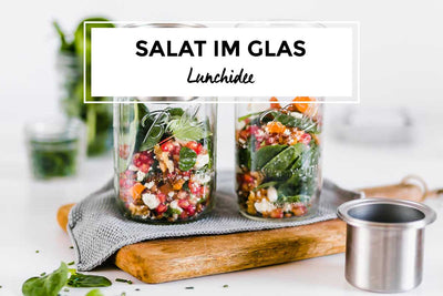 Reichhaltiger Salat im Glas