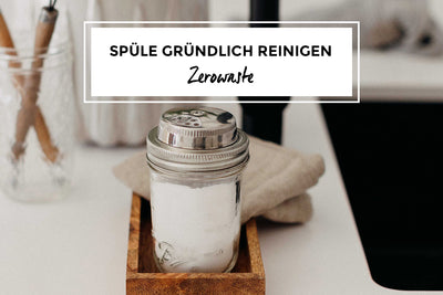 Spüle mit Scheuerpulver reinigen