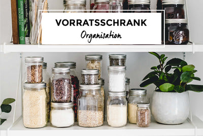 Vorratsschrank mit Gläsern