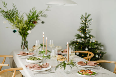 Festlich gedeckter Tisch: So zauberst du weihnachtliche Atmosphäre