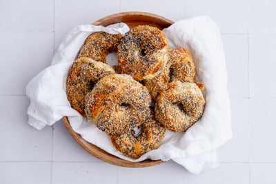 Sauerteig-Bagels mit Sesam und Mohn