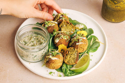 Glutenfreie Green Falafel mit Mandel-Dip