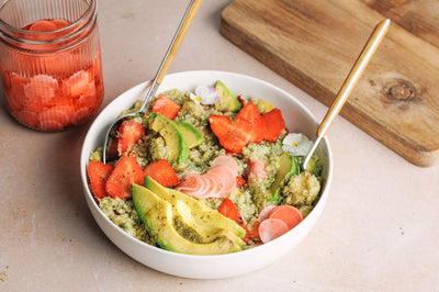Glutenfreier Quinoa-Avocado-Salat mit Pickled Radieschen & Erdbeeren