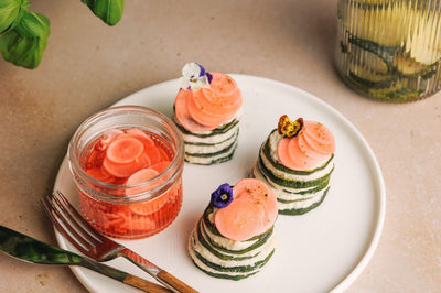Glutenfrei & vegan: Gegrillte Zucchini-Türmchen mit Cashew-Crème & Radieschen