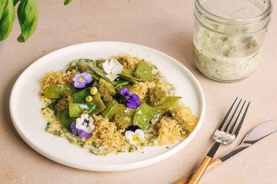 Glutenfrei: Zuckerschoten auf Mandel-Dip  mit Quinoa-Crunch