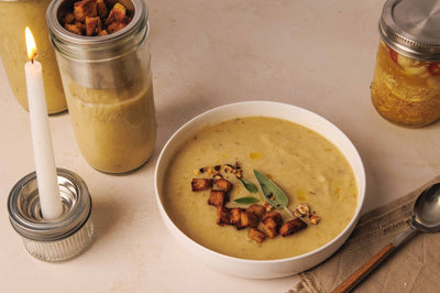 Cremige Blumenkohlsuppe mit knusprigen Senf-Ferment-Croutons