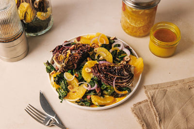 Gegrillter Radicchio-Grünkohl-Salat mit Orange, Haselnüssen & Fire-Cider-Dressing