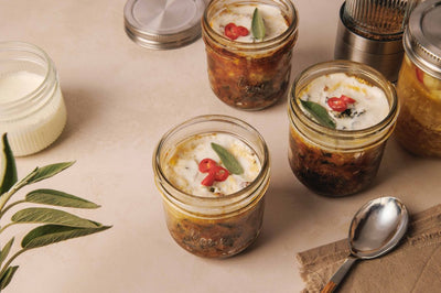 Wohltuende Winter-Quiche im Glas mit cremigem Fire-Cider-Topping