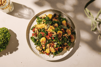 Gnocchi-kale pan with mushrooms and dried tomatoes