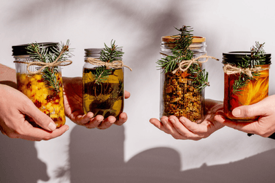 Gift ideas in a jar: Oxymel and chutney for health and taste