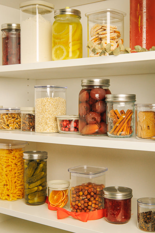 Pantry Ordnung im Schrank mit Lieblingsgläsern
