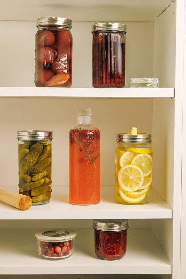 Pantry Ordnung im Schrank mit Lieblingsgläsern