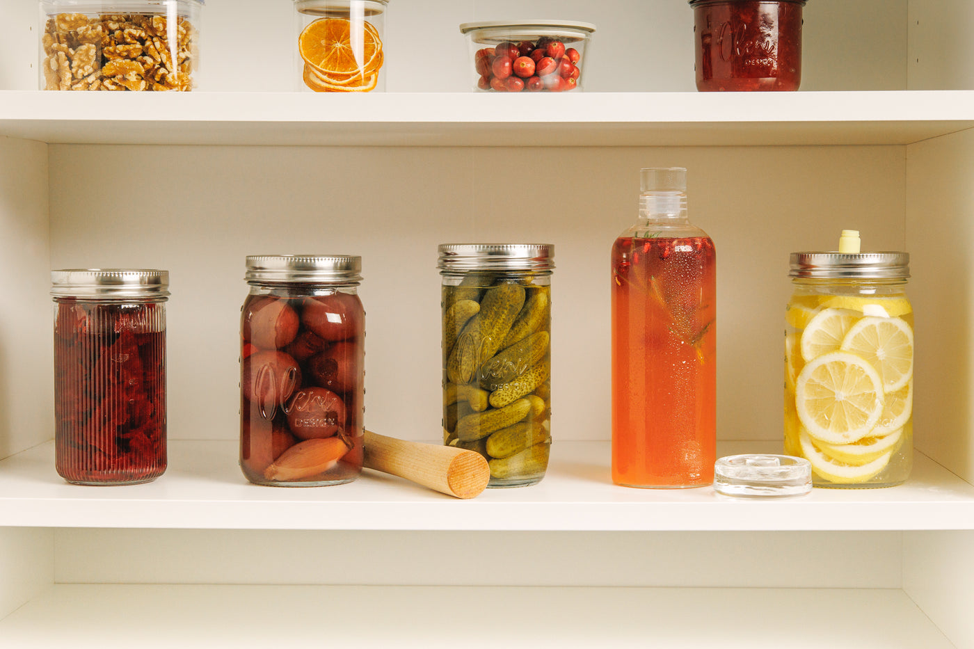 Pantry Ordnung im Schrank mit Lieblingsgläsern