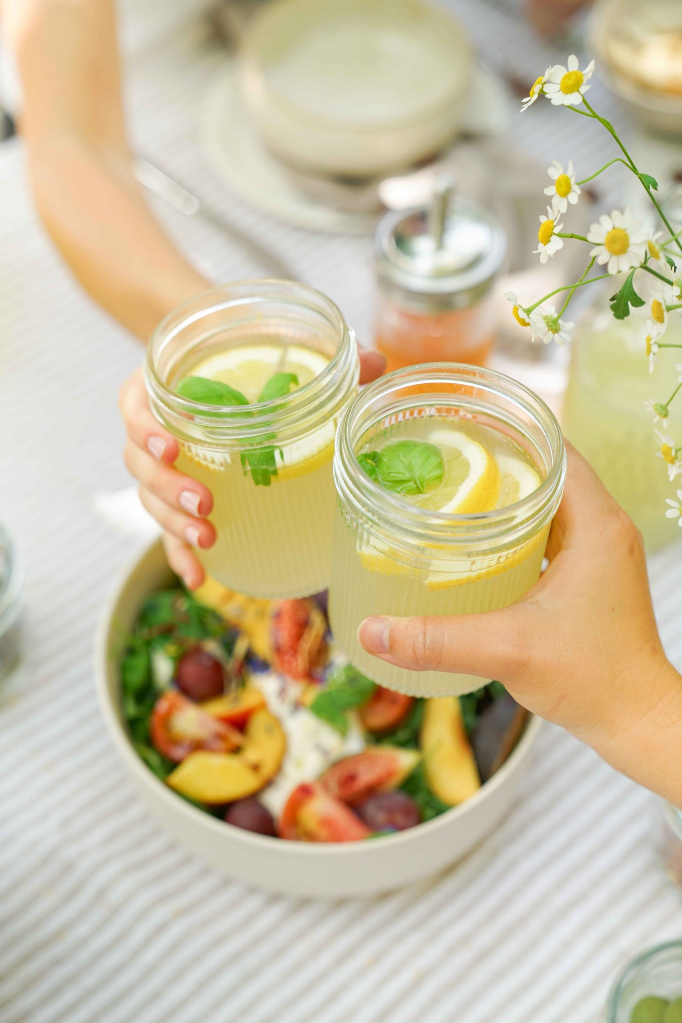 Ripple Mason Jars zum Anstoßen bei Sommerparty