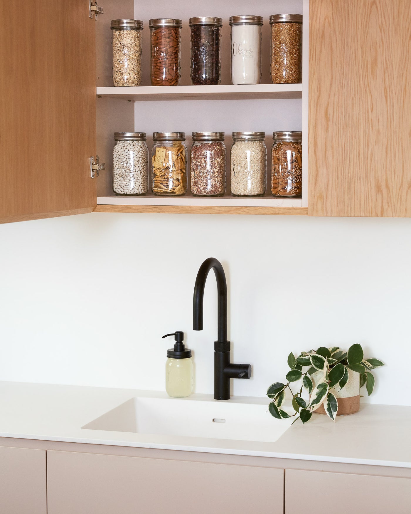 Oleni Mason Jars im Küchenregal