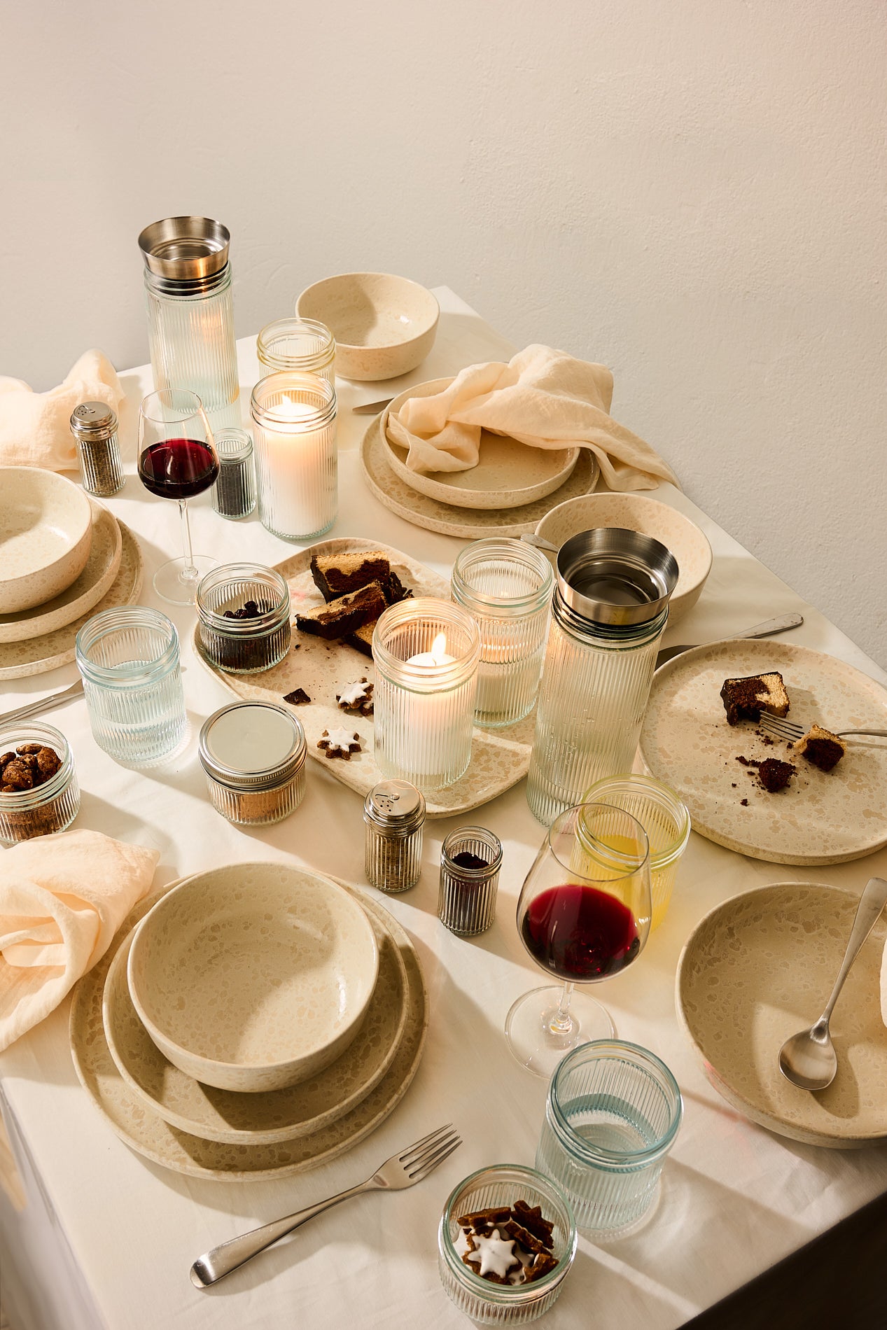 Tischsetting mit Ripple Mason Jars und Geschirr