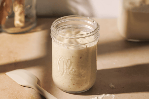 Sauerteig im Oleni Mason Jars mit Teigschaber
