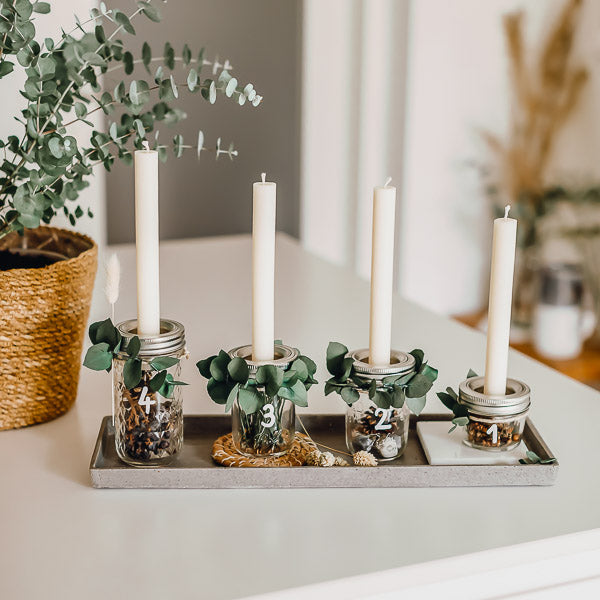 Adventskranz mit Glas und Kerzen