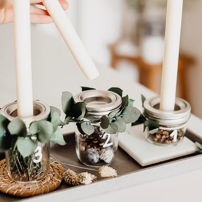 Adventskranz mit Glas und Kerzen
